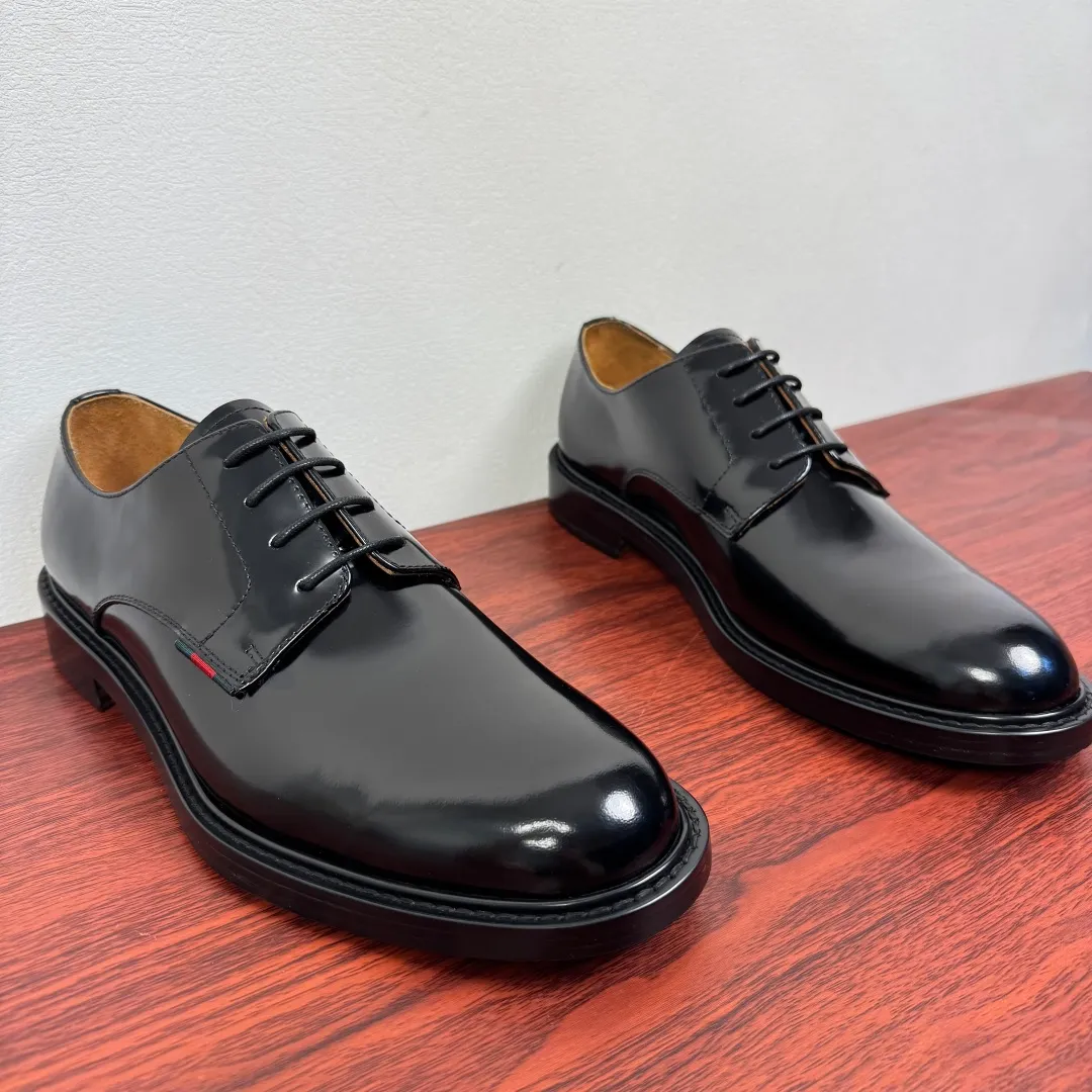 Batch 980 Gucci/Gucci new autumn men's lace-up derby shoes! Crafted from smooth, glossy cow leather, these lace-up shoes have an elegant and sophisticated silhouette that reflects the brand's classic elegance. European style last type Precisely cut upper from a whole piece of leather High-quality leather material with full texture Excellent gloss Excellent toughness, classic red and green webbing decoration Layered splicing design style, loose sneakers Native dyed calfskin lining Uniform and fine perforations, soft and comfortable Thickened leather outsole, composite rubber sole at the heel, excellent foot comfort, wear-resistant and non-slip, the first choice for light luxury, versatile for the foot, comes with a full set of packaging! Size: 39-40-41-42-43-44 leather shoe size (38.45.46 can be customized) Item number: 812142 Open edge beads